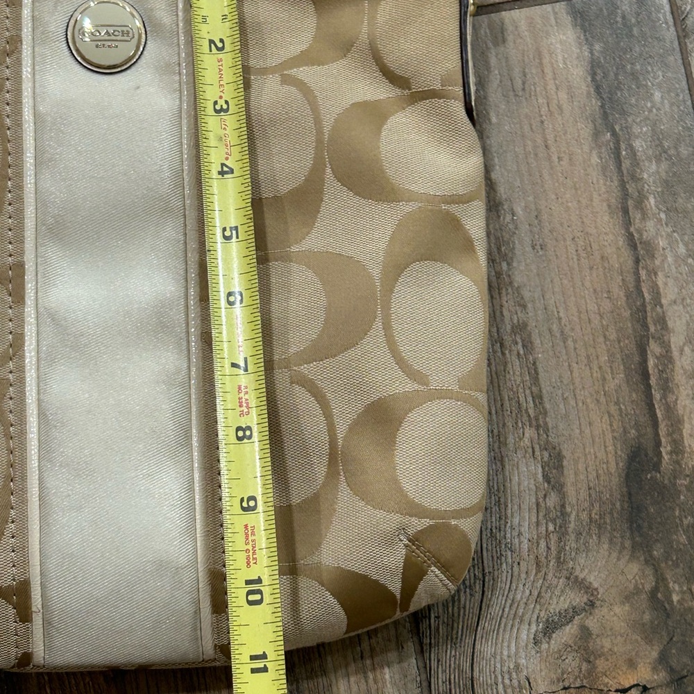 Coach Beige Signature Shoulder Bag Adjustable Strap. Will need some cleaning - Picture 2 of 7